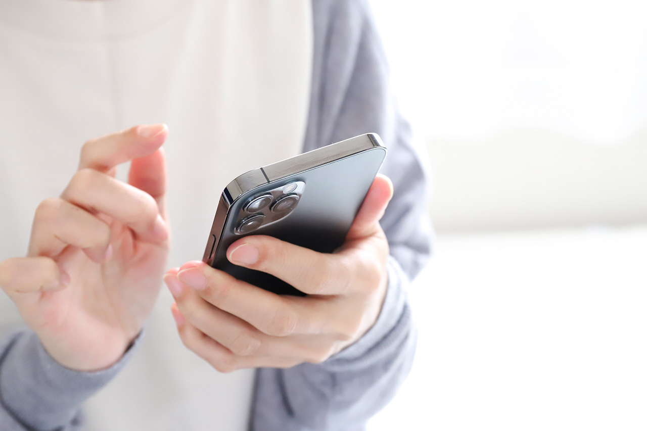 スマホを操作している様子